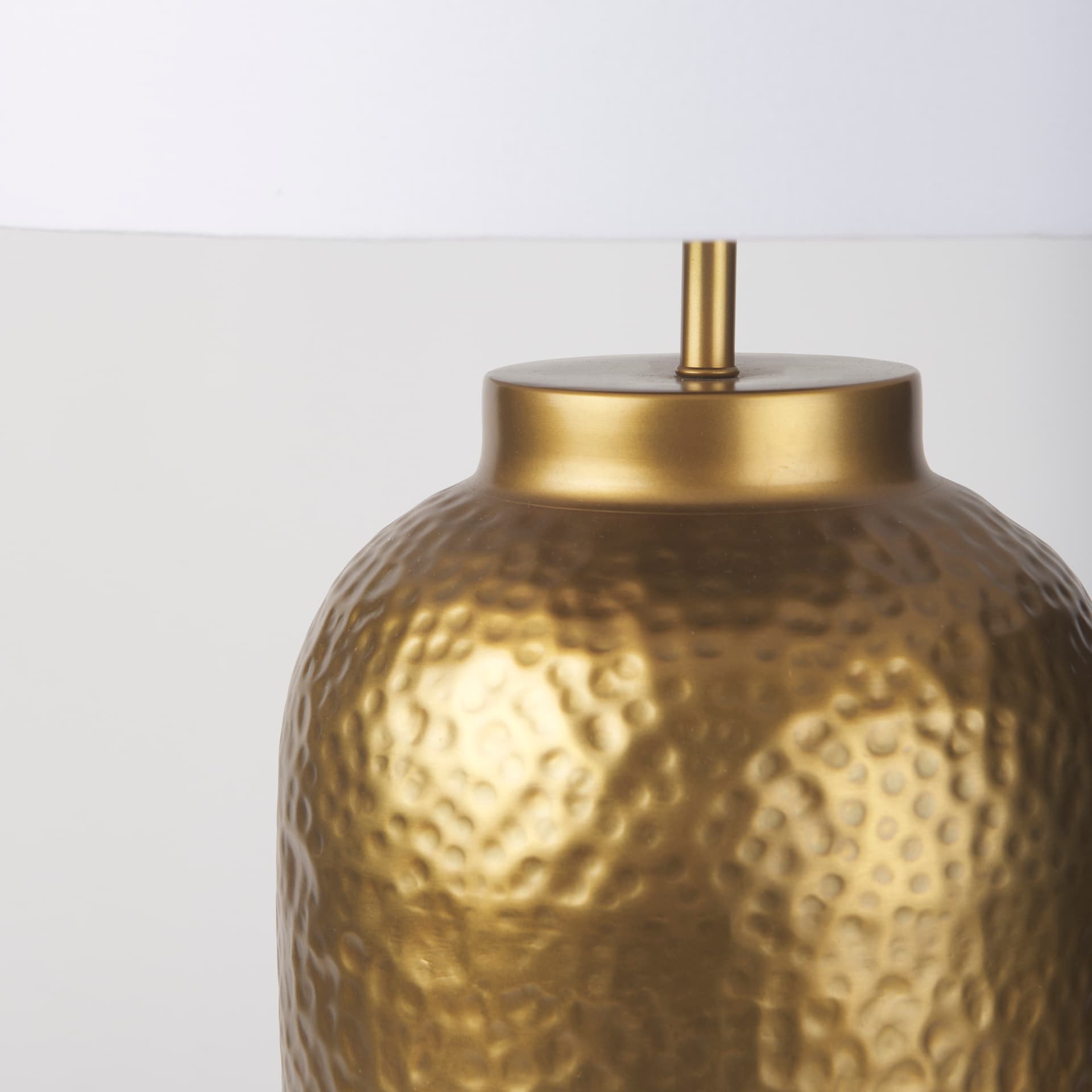 Leo 18.0L x 18.0W x 31.0H Gold Hammered W/White Fabric Shade Table Lamp — product photograph