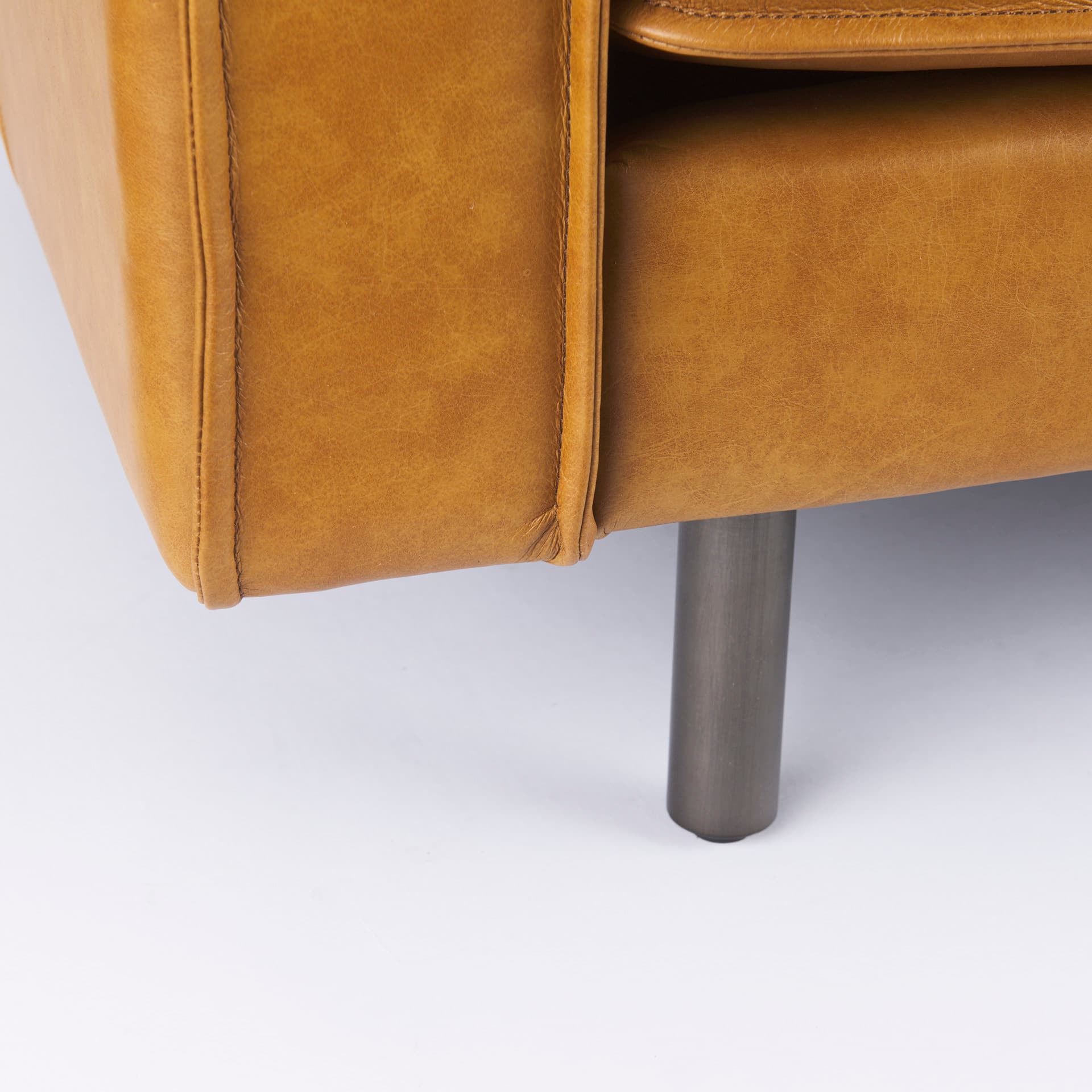 D'Arcy 65.0L x 37.0W x 34.0H Tan Leather Love Seat — product photograph