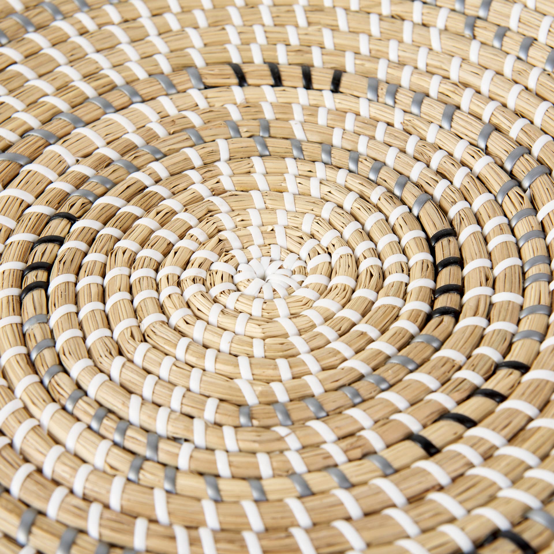 Avel 18.0L x 18.0W x 3.0H Light Brown Seagrass W/Dark Brown String Round Wall Hanging Plate — product photograph