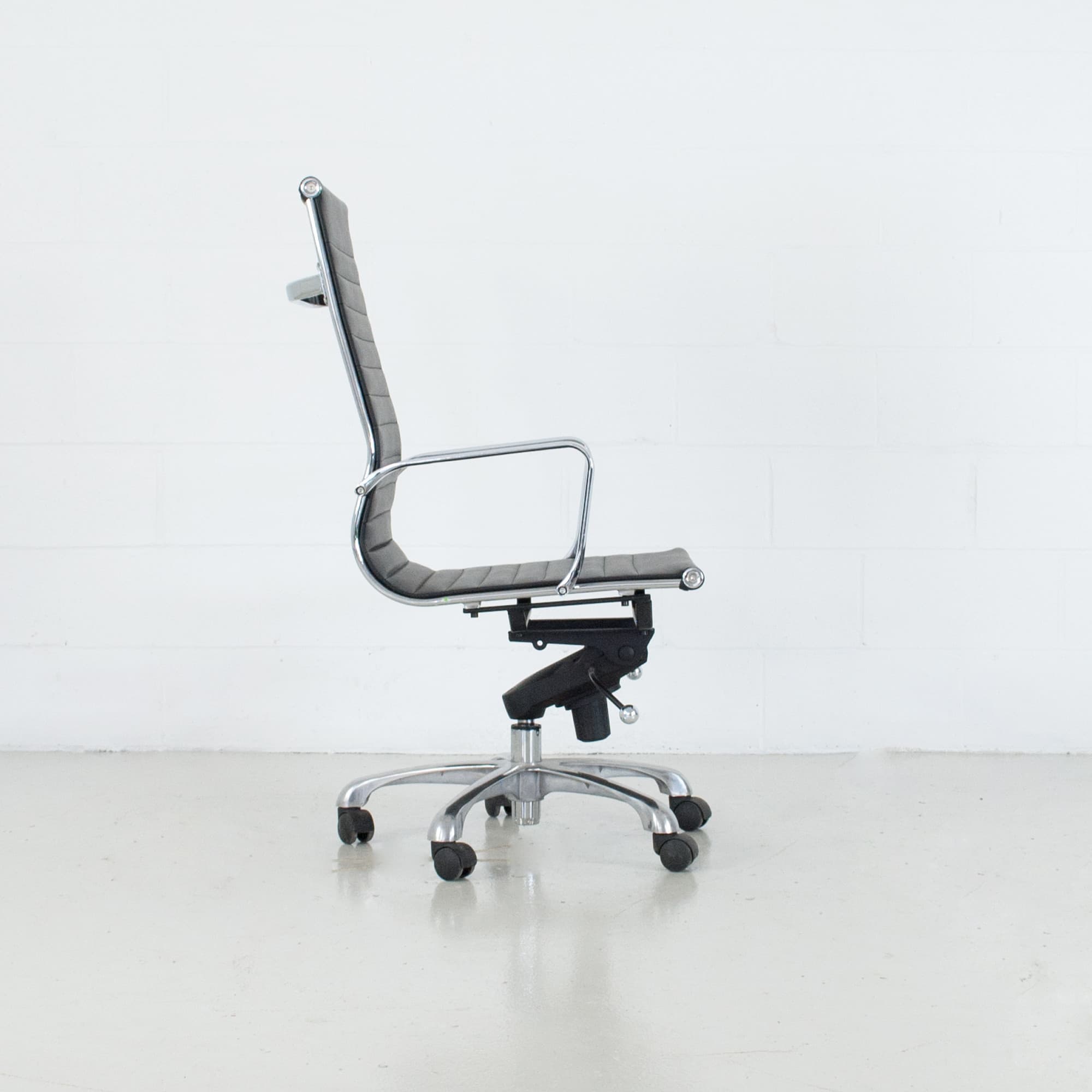 Office Chair Leatherette Seat Black — product photograph