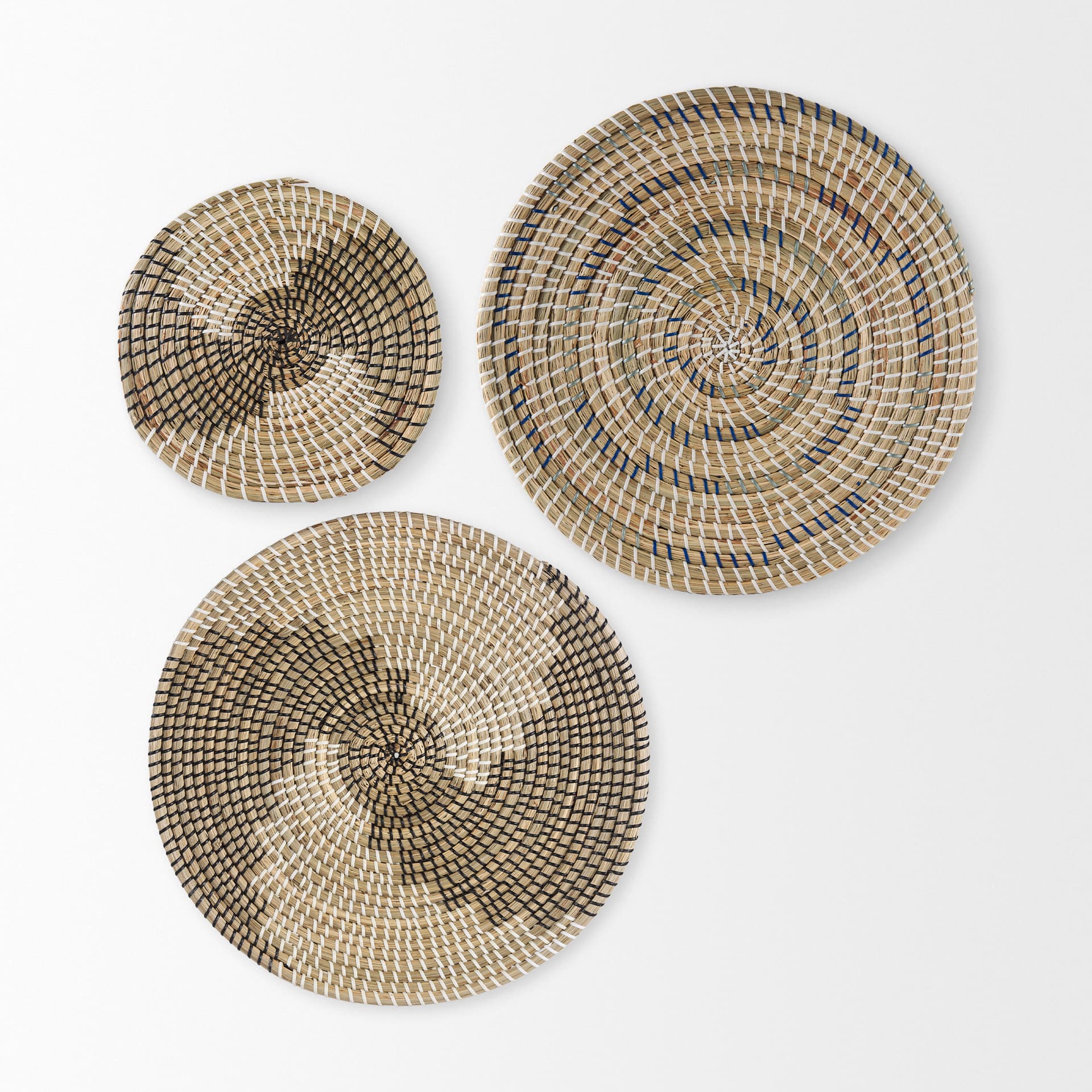 Luna 18.0L x 18.0W x 3.0H Large Light Brown Seagrass Round Wall Hanging Plate — product photograph