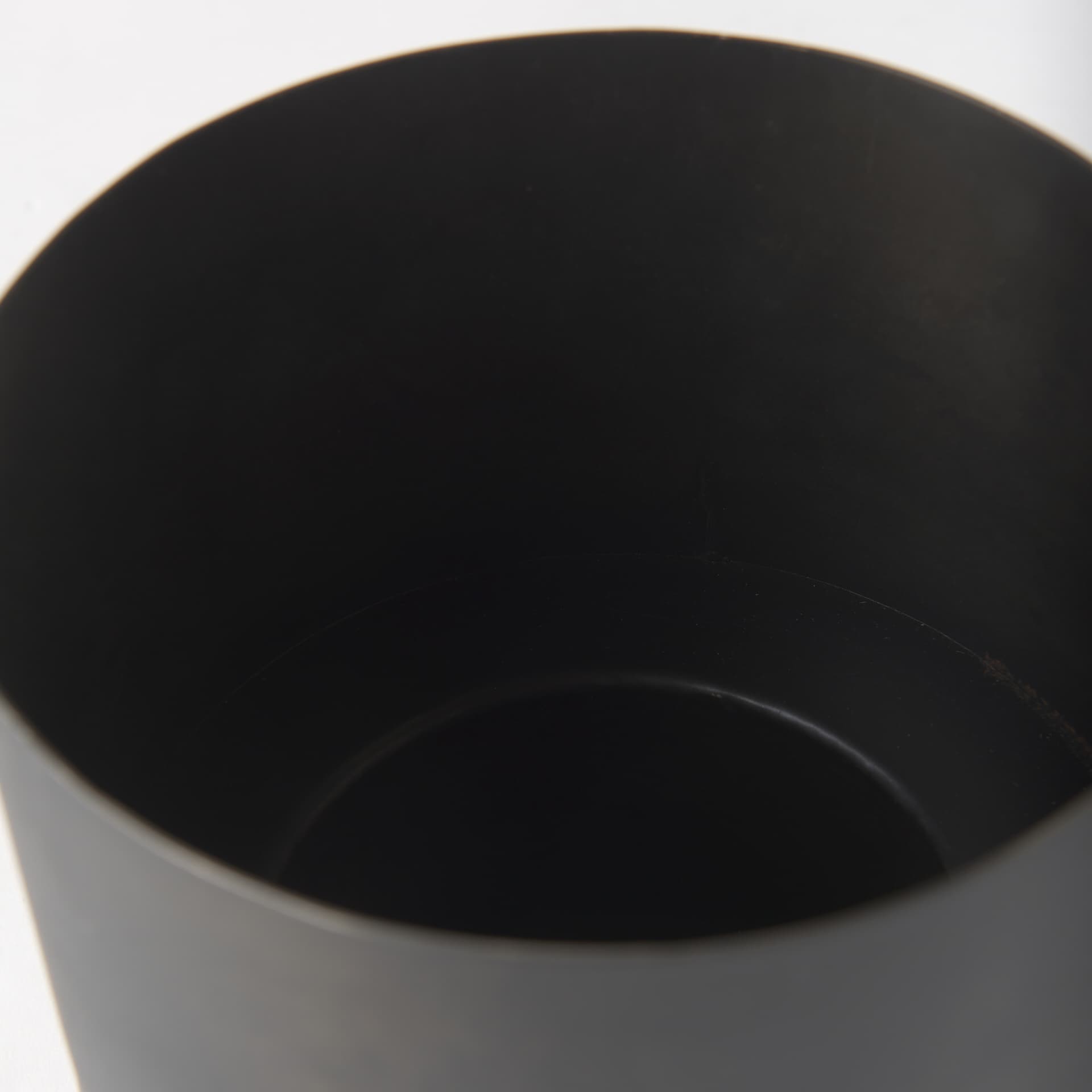 Juno 6.5H Medium Black Iron Vase — product photograph