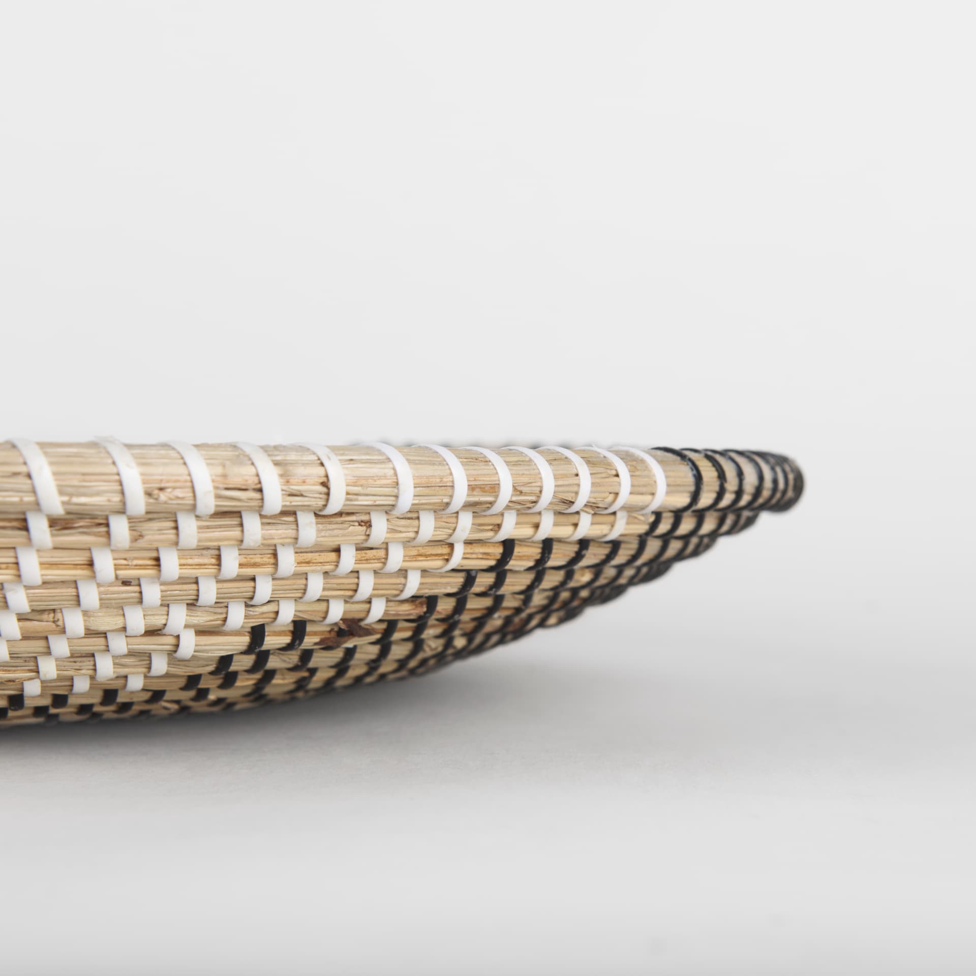 Luna 18.0L x 18.0W x 3.0H Large Light Brown Seagrass Round Wall Hanging Plate — product photograph
