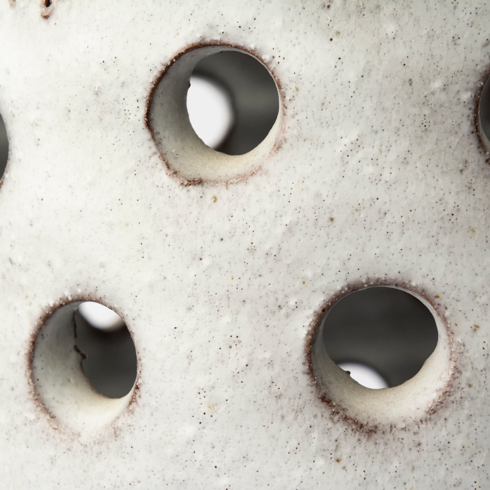 Canasta Large Rustic White Ceramic Decorative Vase — product photograph