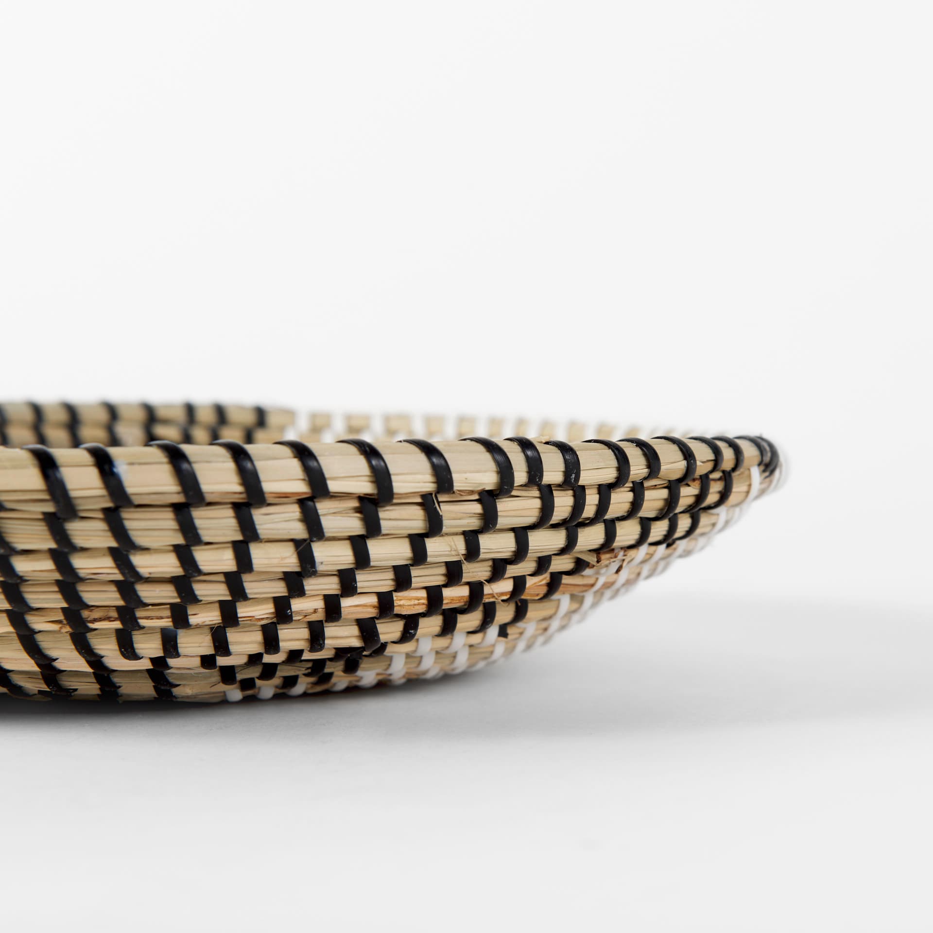 Luna 12.0L x 12.0W x 2.0H Light Brown Seagrass Round Wall Hanging Plate — product photograph