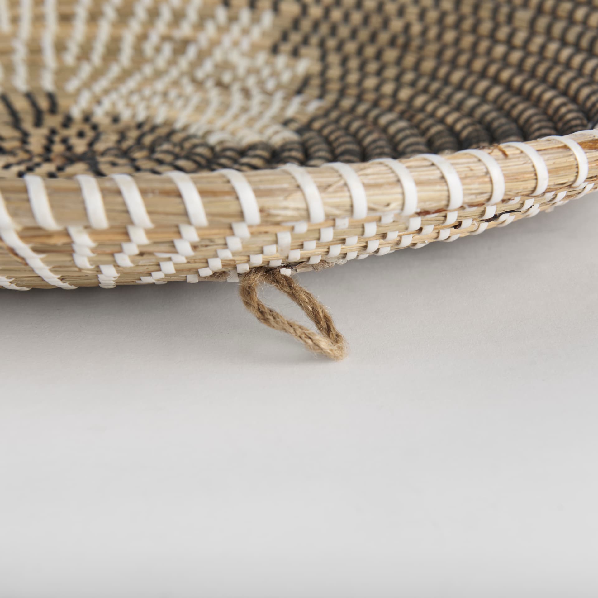 Luna 18.0L x 18.0W x 3.0H Large Light Brown Seagrass Round Wall Hanging Plate — product photograph