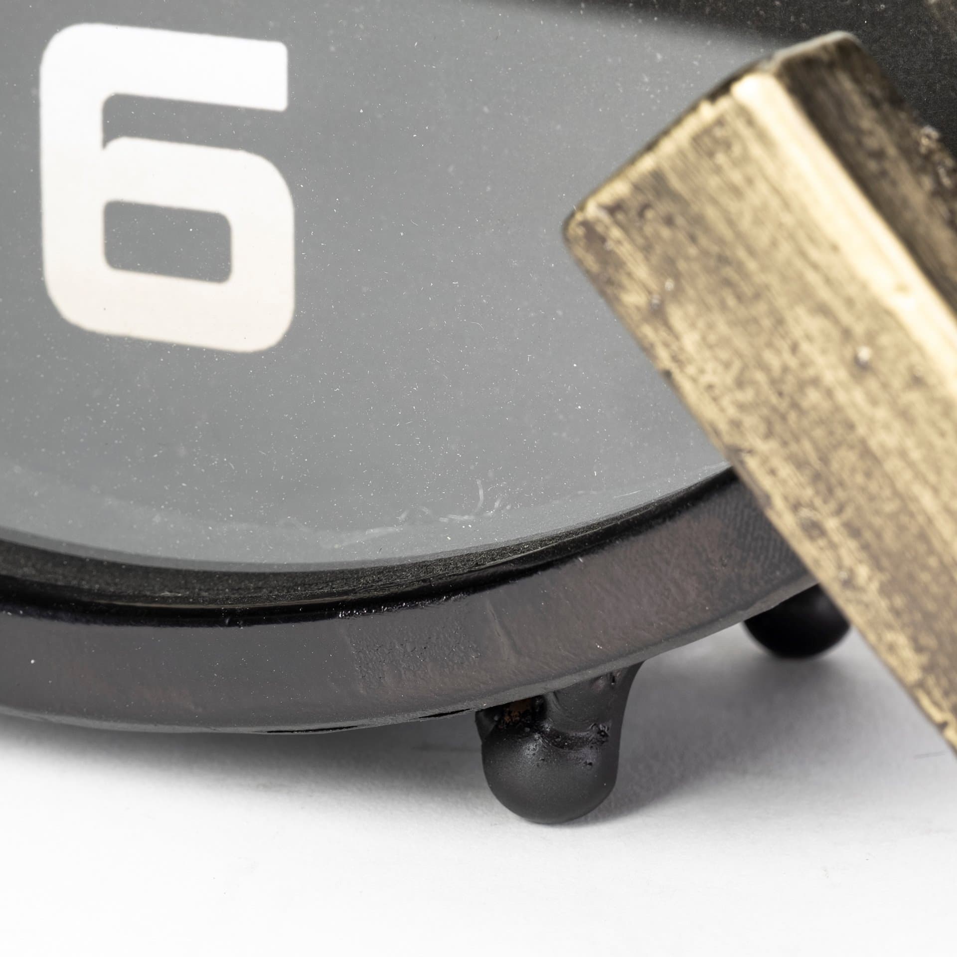Agar Black Metal Round Table Clock — product photograph