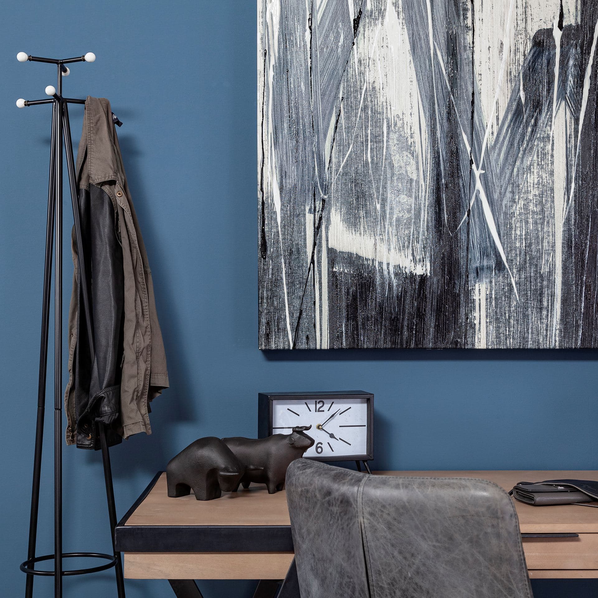 Tauro II 9L x 4W Black Cast Aluminum Raging Bull — product photograph