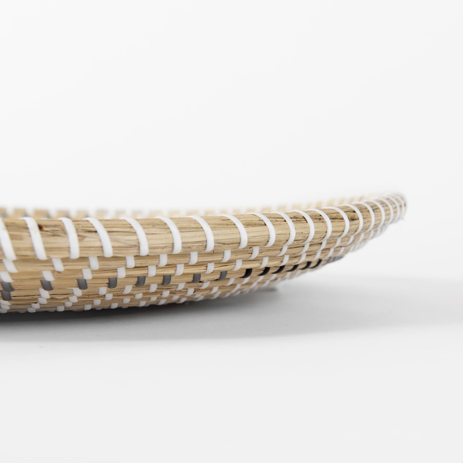 Avel 18.0L x 18.0W x 3.0H Light Brown Seagrass W/Dark Brown String Round Wall Hanging Plate — product photograph