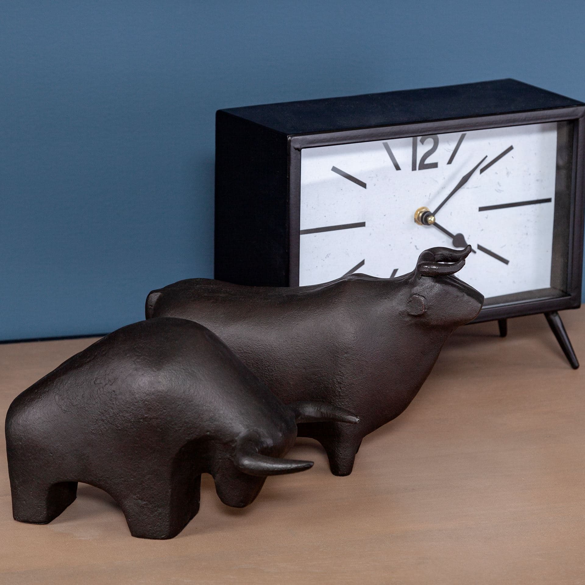 Tauro II 9L x 4W Black Cast Aluminum Raging Bull — in a styled room