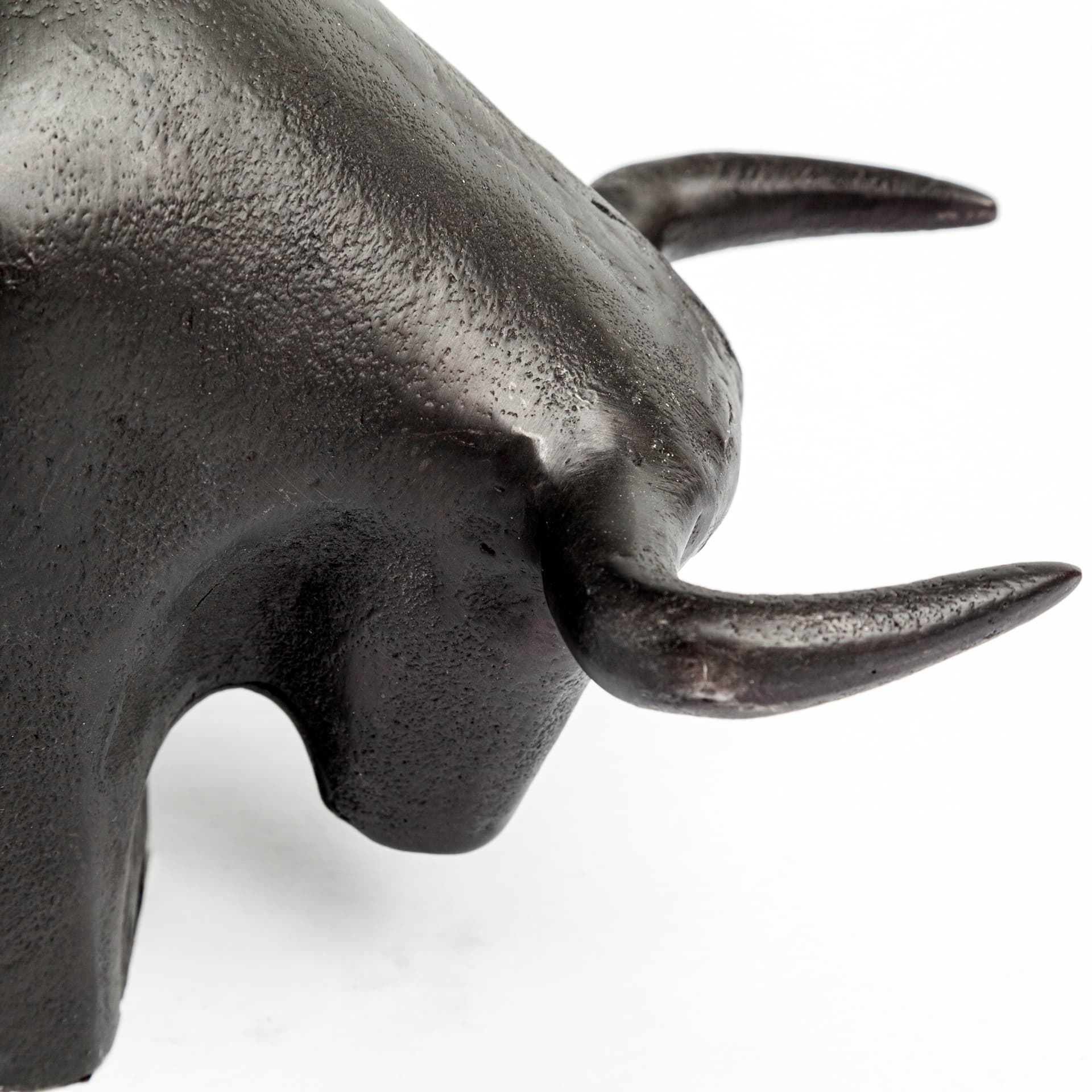Tauro II 9L x 4W Black Cast Aluminum Raging Bull — product photograph
