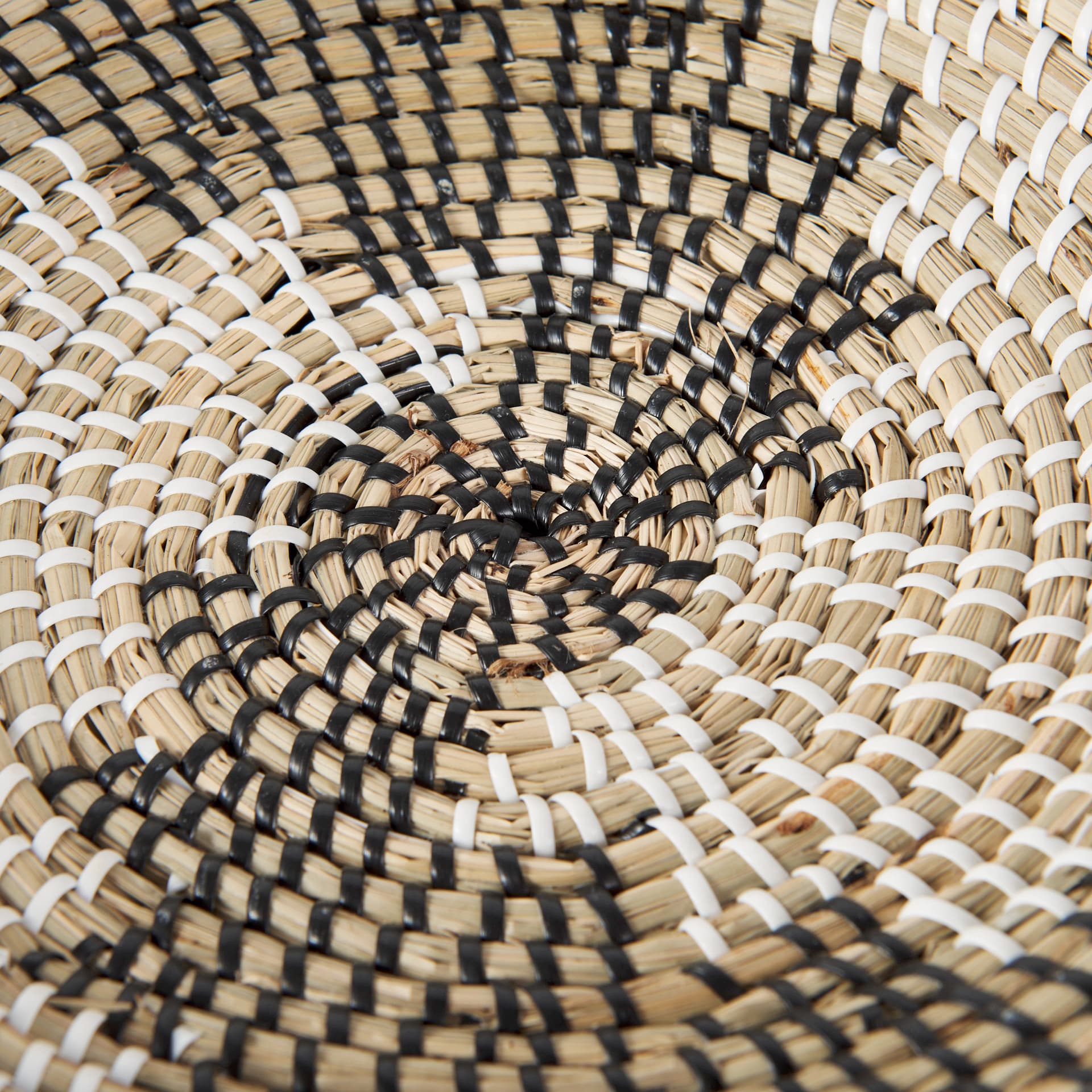 Luna 12.0L x 12.0W x 2.0H Light Brown Seagrass Round Wall Hanging Plate — product photograph