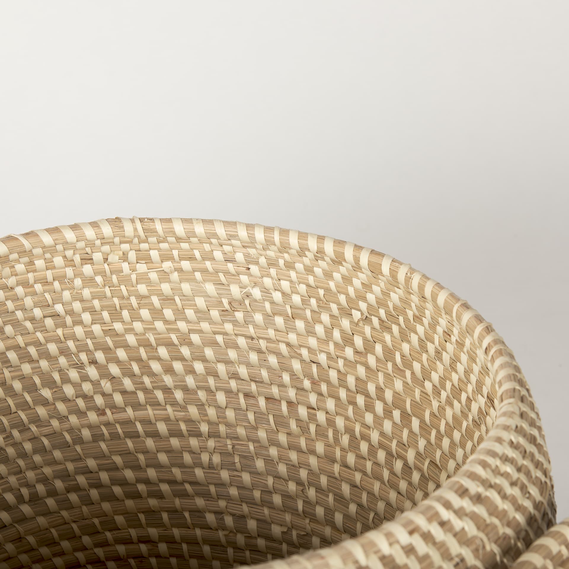 Kalopa Set of 2 Seagrass Floor Baskets w/ Flat Handled Lid — product photograph