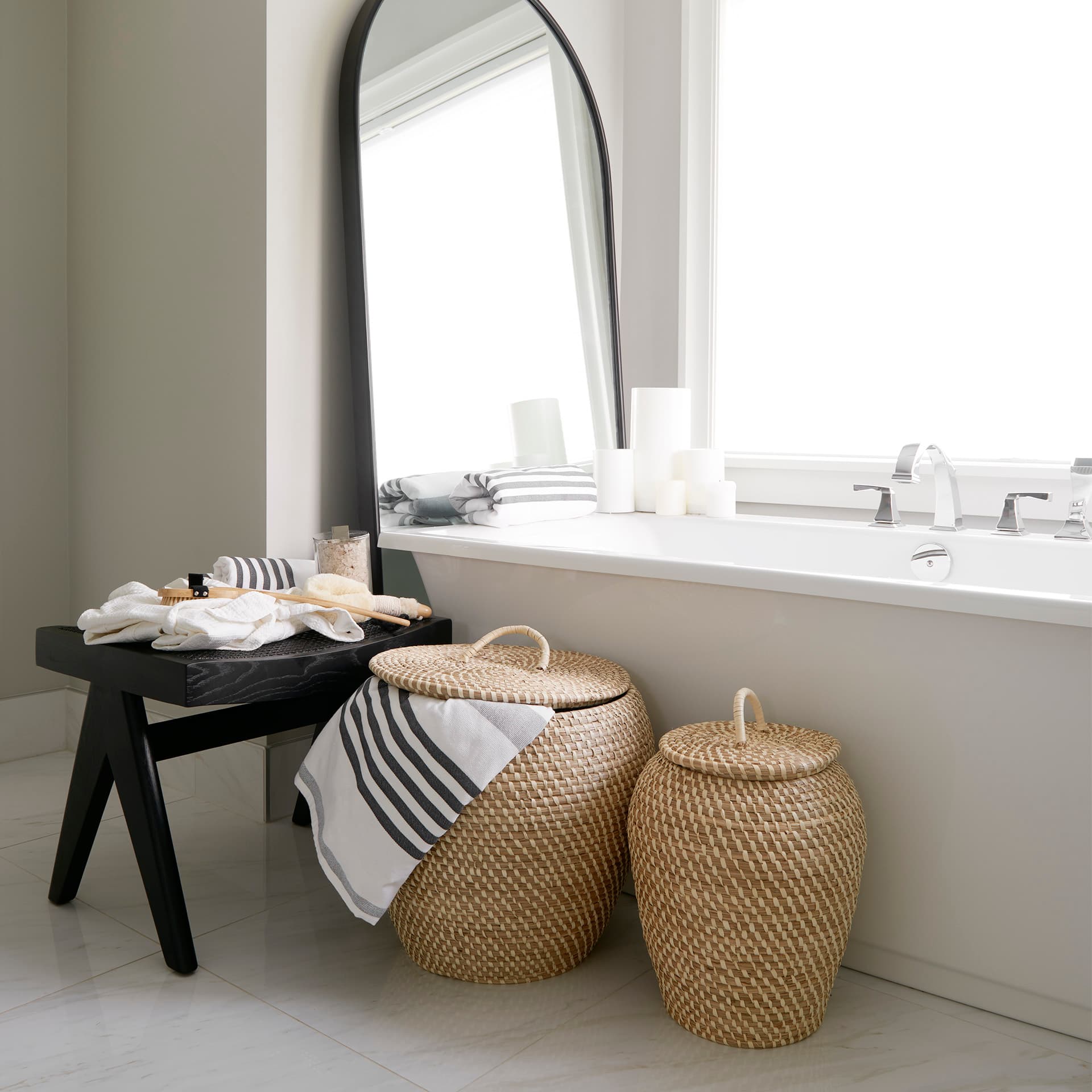 Kalopa Set of 2 Seagrass Floor Baskets w/ Flat Handled Lid — in a styled room