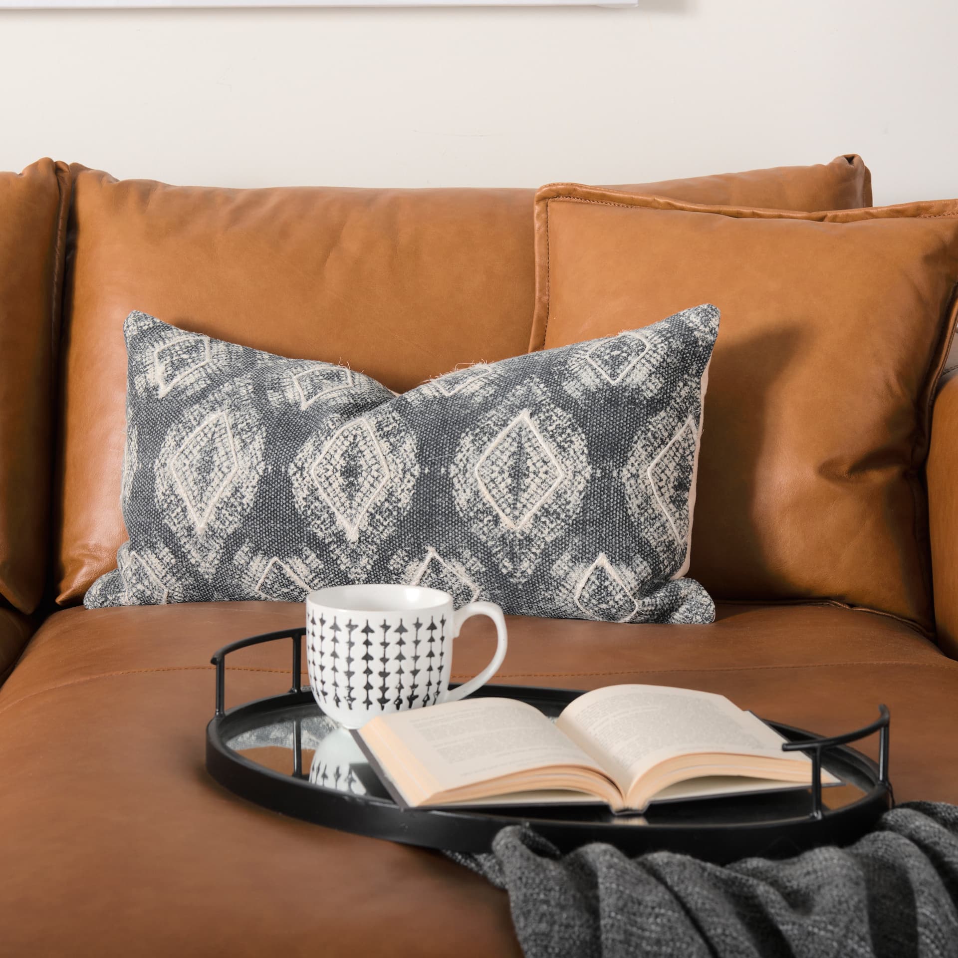 Ansel 20L x 14W Black Metal Mirrored Bottom Oval Serving Tray — product photograph