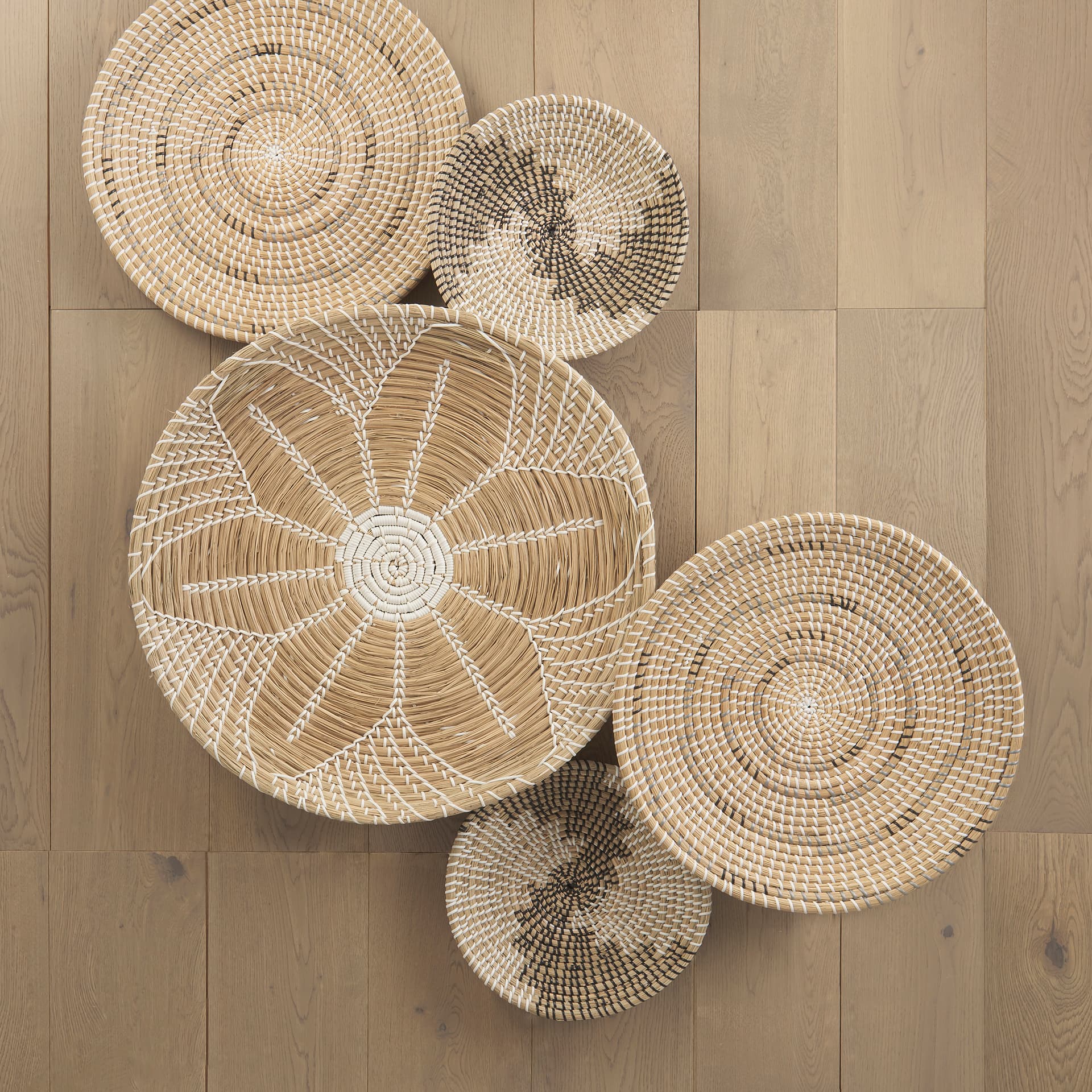 Mekhi 24.0L x 24.0W x 3.5 Light Brown Seagrass W/White String Round Wall Hanging Plate — product photograph
